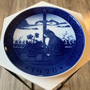 Vintage Royal Copenhagen Porcelain 7" Collector Plate; Christmas Rose and Cat